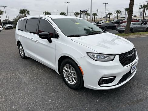 Used 2024 Chrysler Pacifica Touring-L w/ Uconnect Theater Family Group image 8