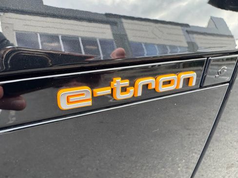 Used 2021 Audi e-tron Premium Plus w/ Premium Plus Package image 17