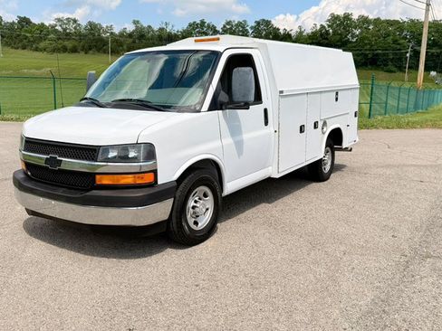 Used 2017 Chevrolet Express 3500 RWD image 2