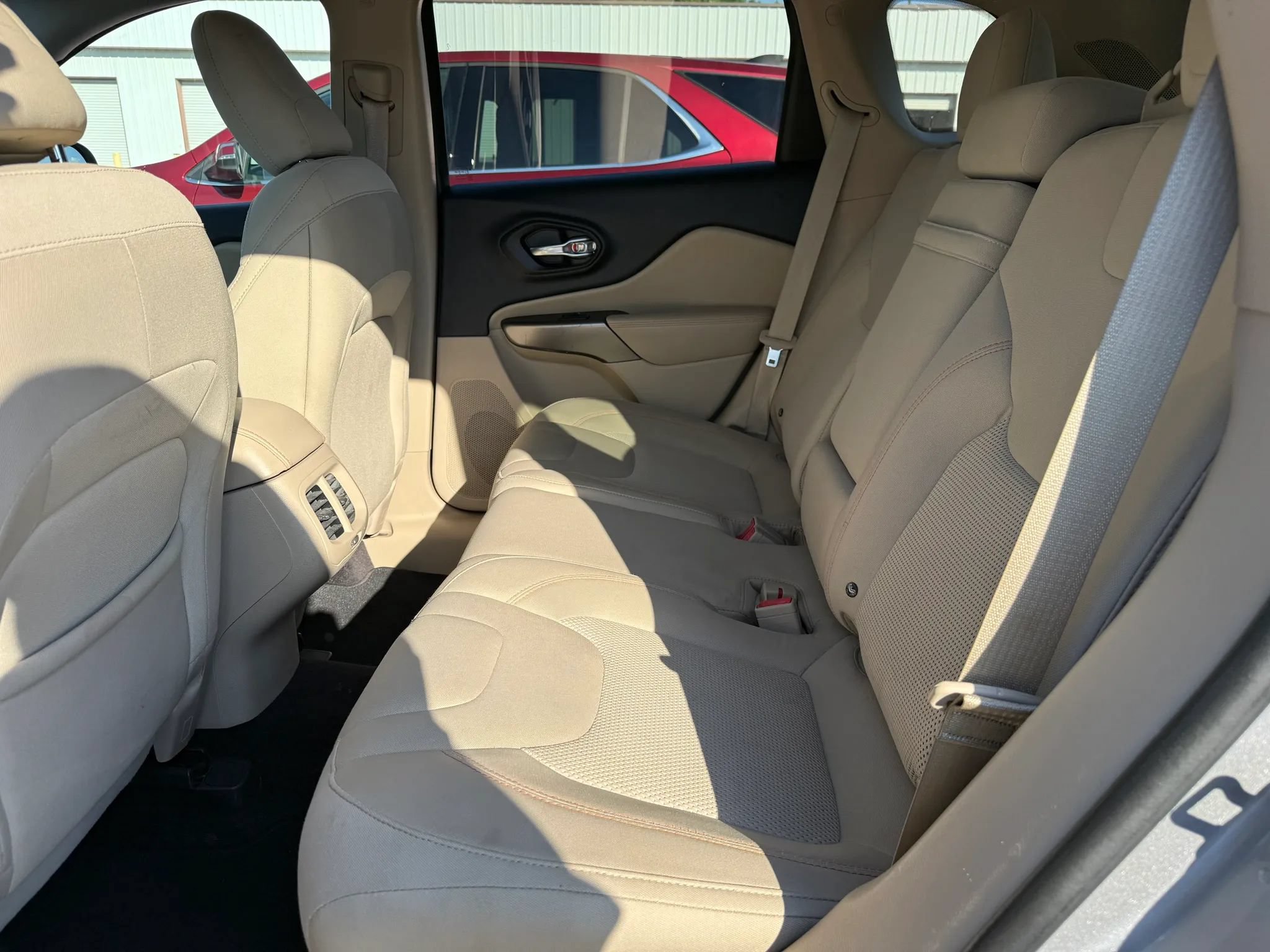 Used 2019 Jeep Cherokee Latitude w/ Popular Appearance Group FWD image 21