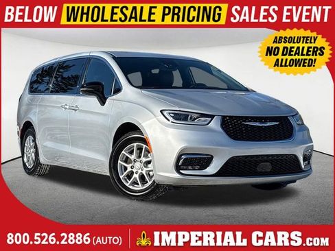 Used 2026 Chrysler Pacifica Select image 1