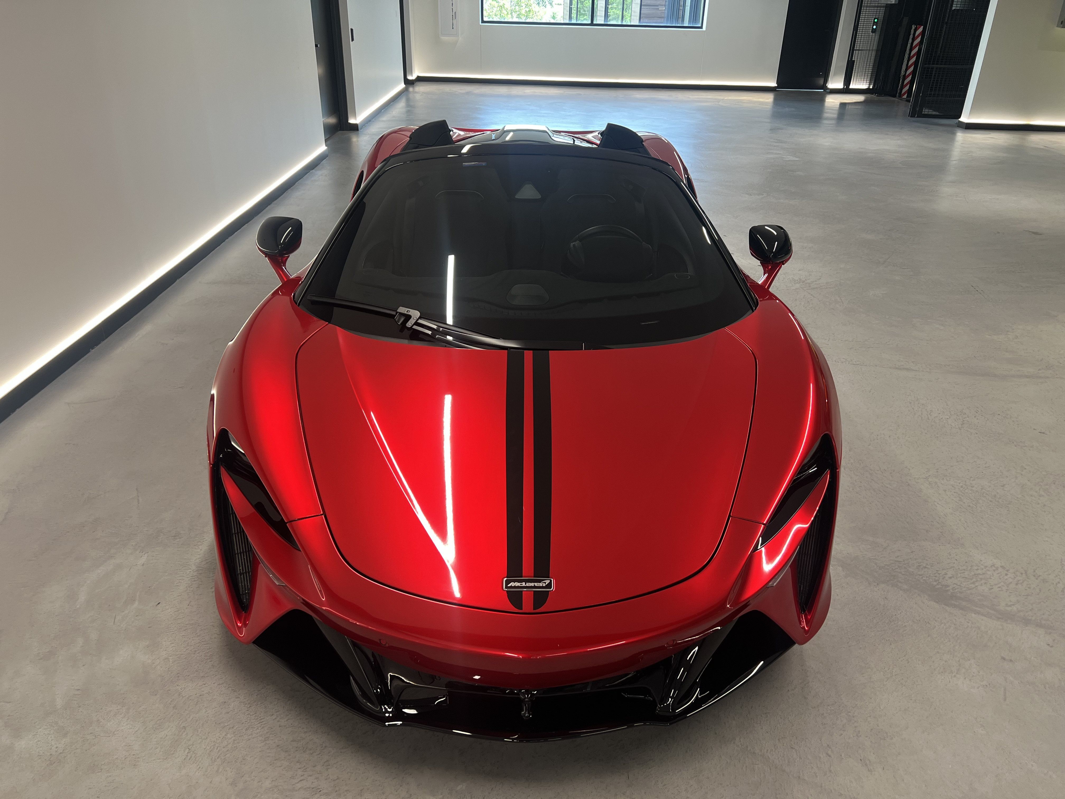 Used 2025 McLaren Artura Spider RWD image 9