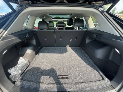 Certified 2025 Volkswagen Tiguan SE w/ Panoramic Sunroof Package AWD/4WD image 29