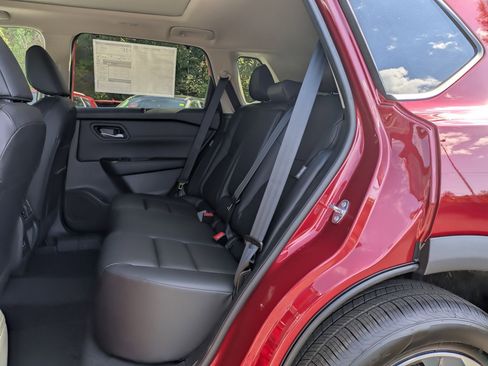 Used 2026 Nissan Rogue SV w/ SV Premium Package image 9