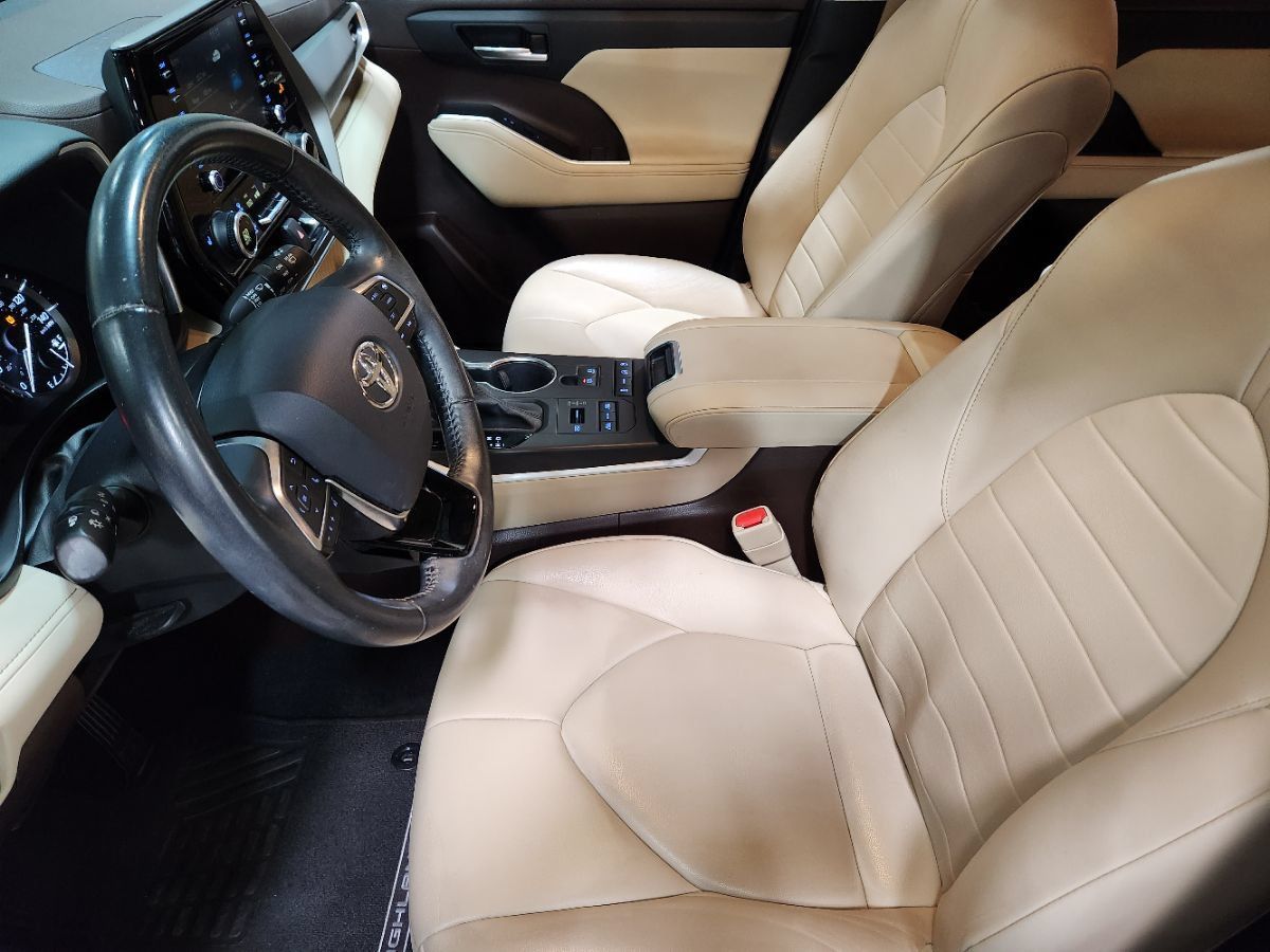 Used 2021 Toyota Highlander XLE AWD/4WD image 31