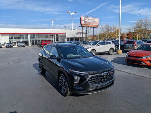 Used 2025 Chevrolet Trax RS w/ Driver Confidence Package image 2
