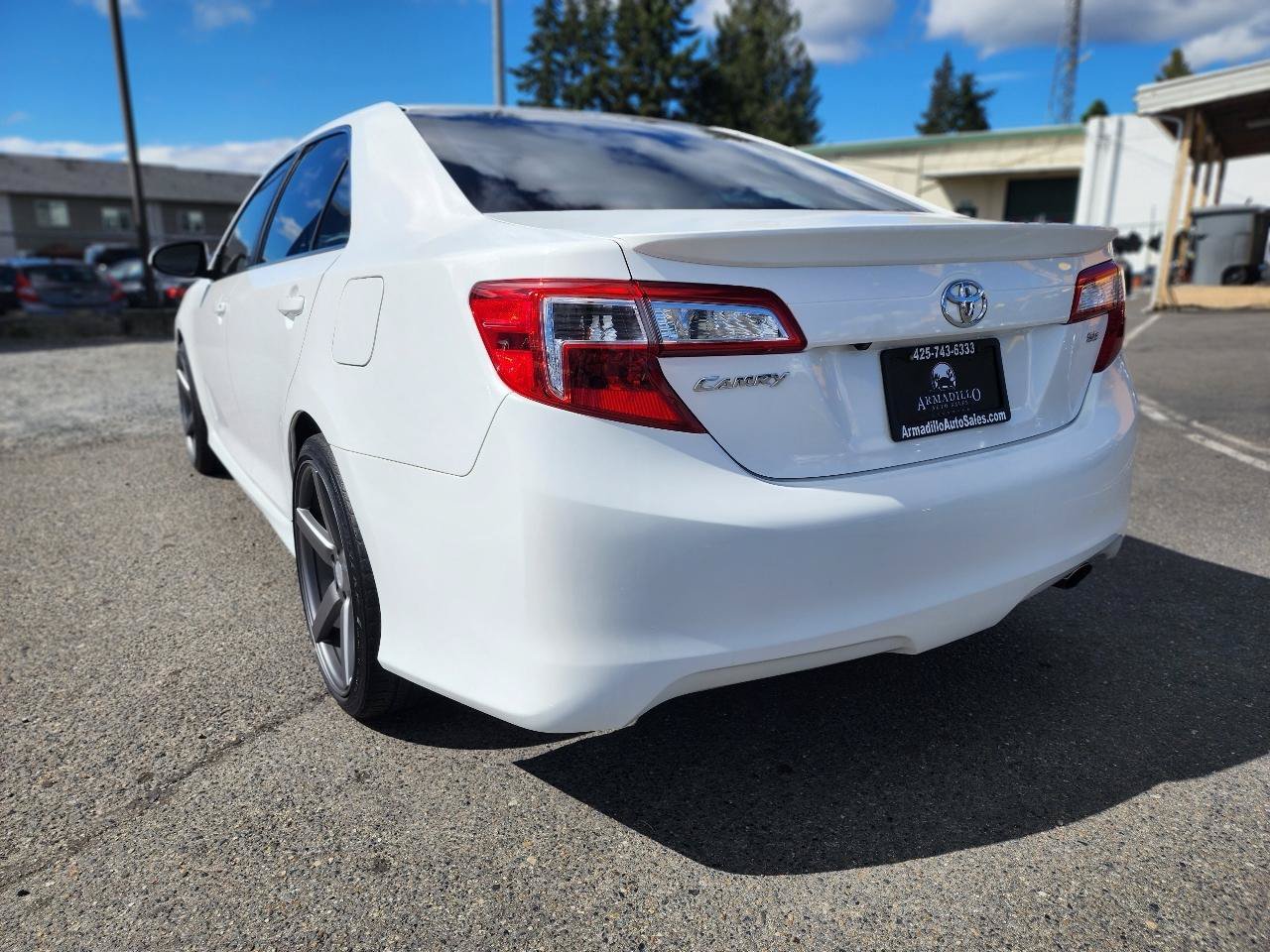 Used 2014 Toyota Camry SE FWD image 8