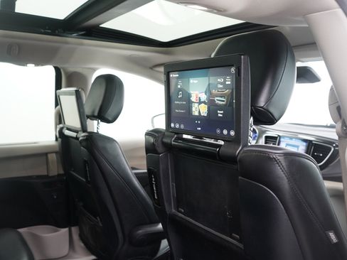 Used 2017 Chrysler Pacifica Limited image 14