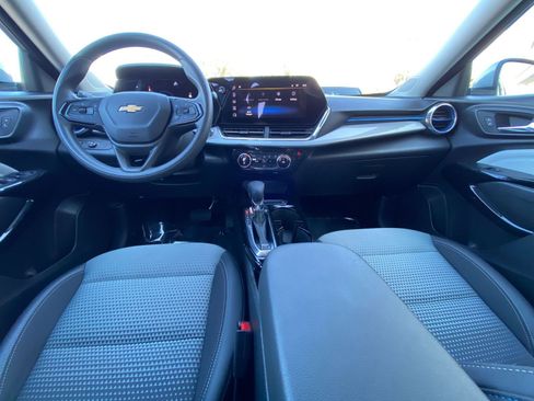Used 2025 Chevrolet Trax LT image 32