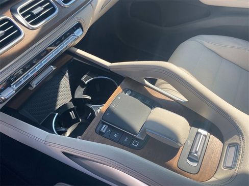 Used 2025 Mercedes-Benz GLS 580 4MATIC image 23