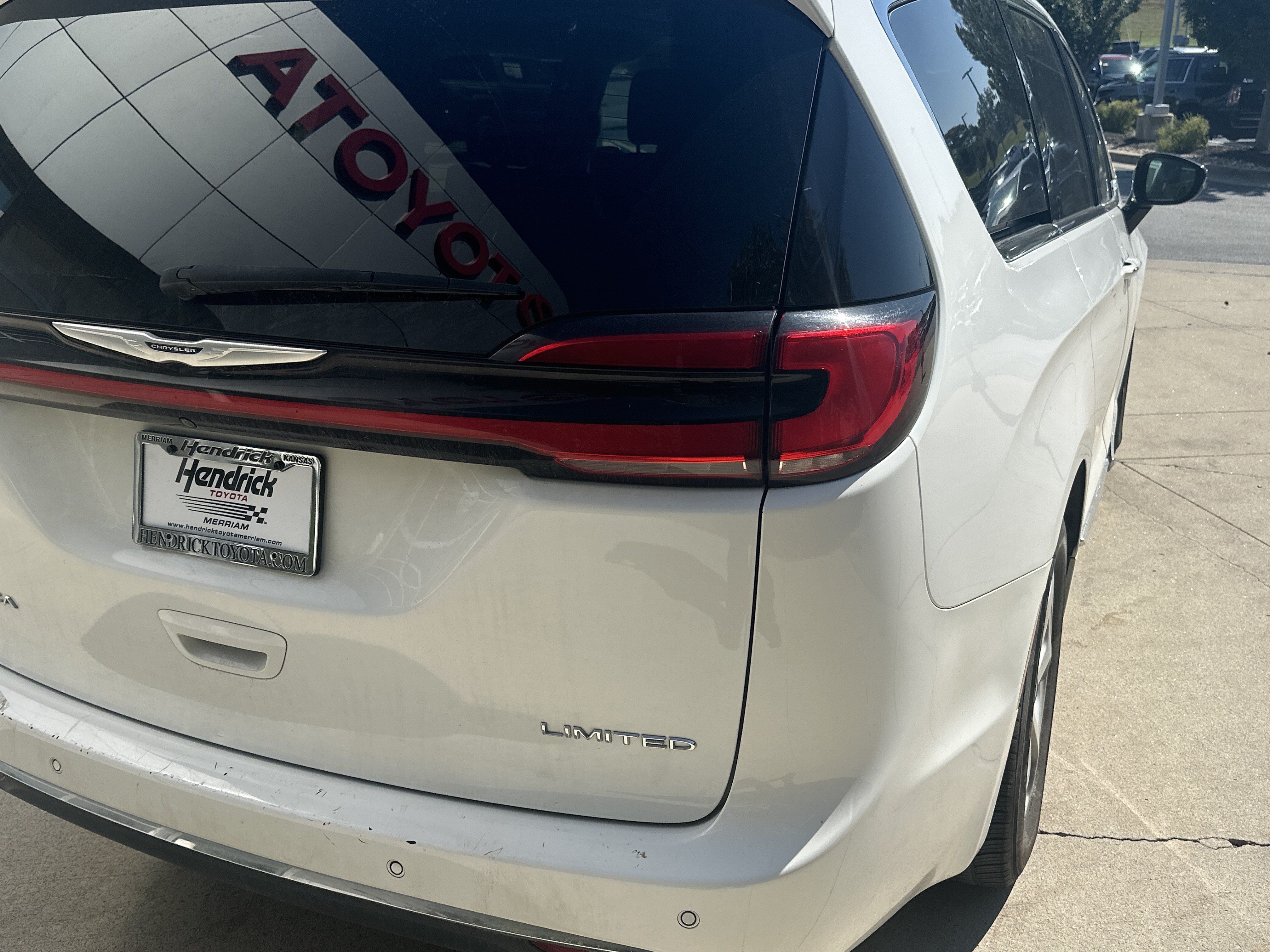 Used 2023 Chrysler Pacifica Limited FWD image 11