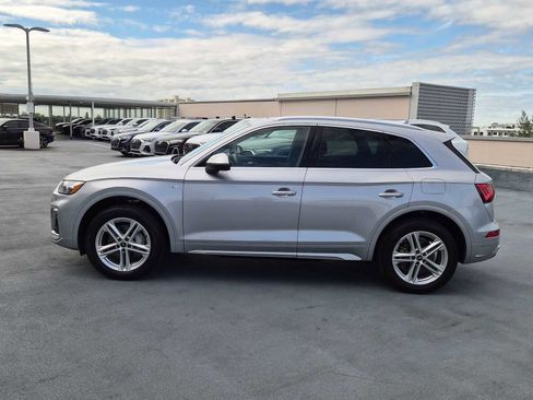 Used 2023 Audi Q5 e Premium w/ Convenience Package image 3