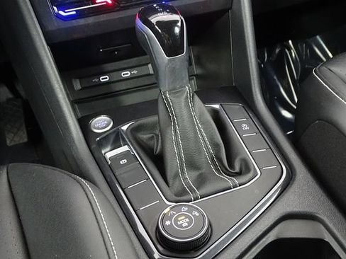 Used 2024 Volkswagen Tiguan SE AWD/4WD image 40