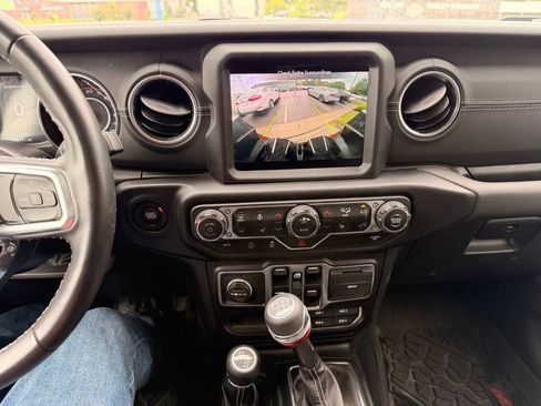 Used 2022 Jeep Wrangler Unlimited Sahara AWD/4WD image 4