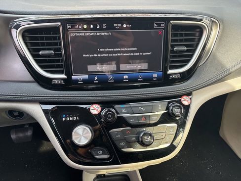Used 2023 Chrysler Pacifica Touring-L FWD image 16