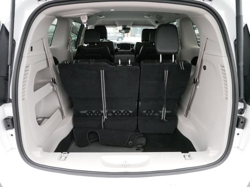 Used 2024 Chrysler Pacifica Touring-L image 18