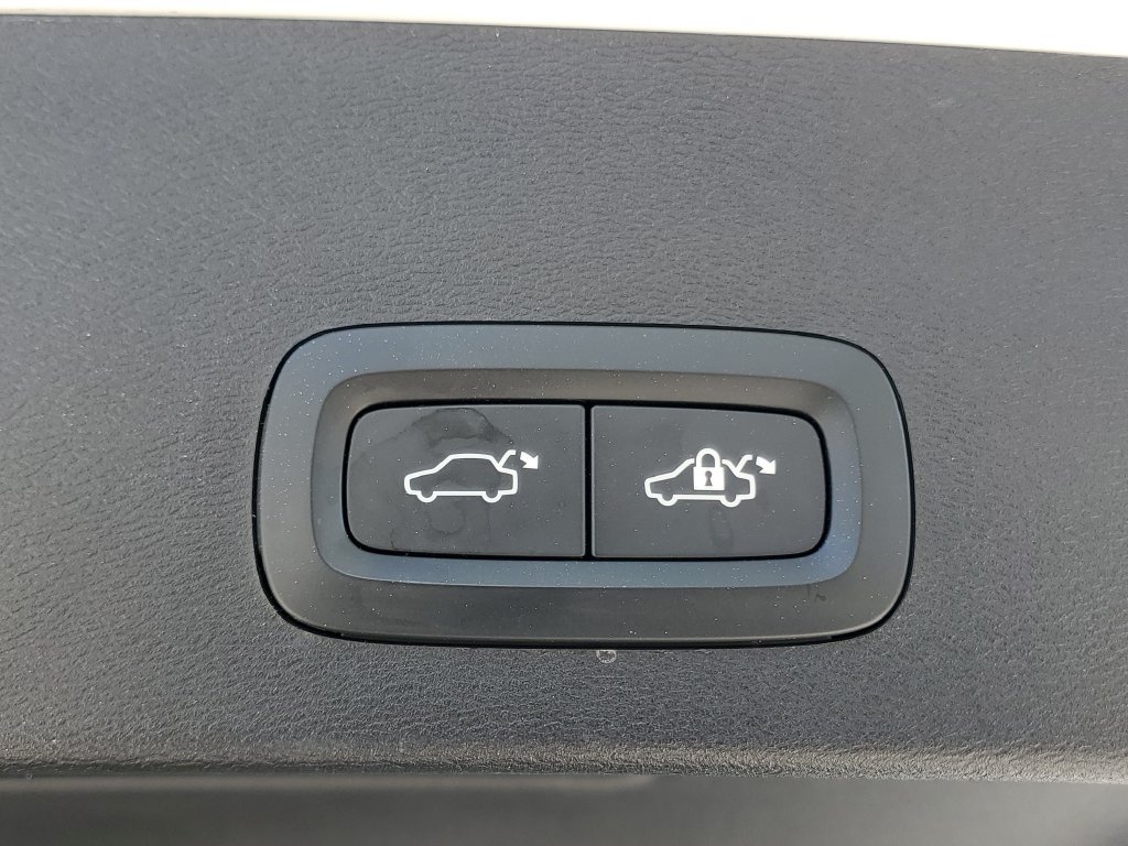Certified 2024 Volvo XC40 B5 Plus AWD/4WD image 10