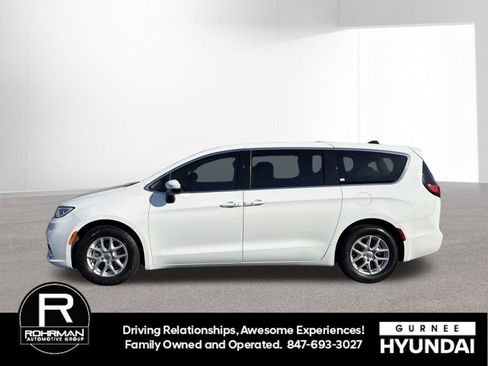 Used 2023 Chrysler Pacifica Touring-L FWD image 5