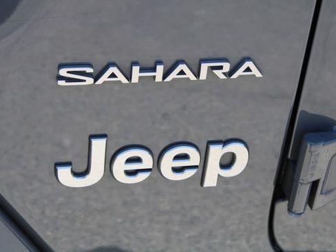 Used 2022 Jeep Wrangler Unlimited Sahara w/ Cold Weather Group AWD/4WD image 8