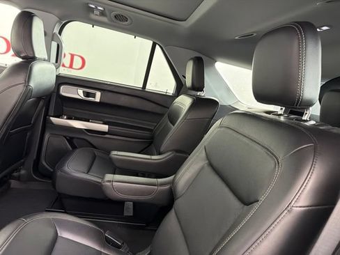 Used 2022 Ford Explorer Limited w/ Equipment Group 301A AWD/4WD image 13