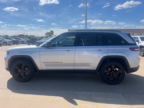 Used 2024 Jeep Grand Cherokee Limited w/ Black Appearance Package image 8