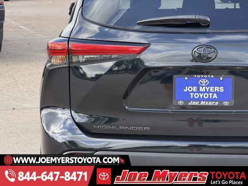 Used 2022 Toyota Highlander LE image 10