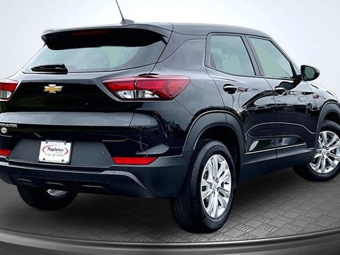 Used 2023 Chevrolet TrailBlazer LS FWD image 2