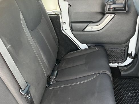 Used 2017 Jeep Wrangler Unlimited Rubicon w/ Cold Weather Group AWD/4WD image 11