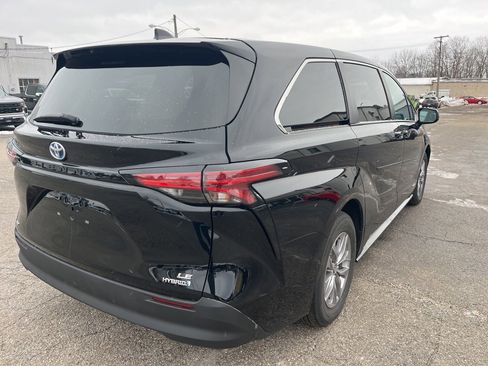 Used 2021 Toyota Sienna LE image 5