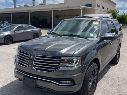 Used 2017 Lincoln Navigator Select image 1