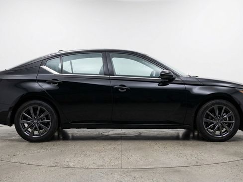 Used 2025 Nissan Altima 2.5 SV FWD image 11