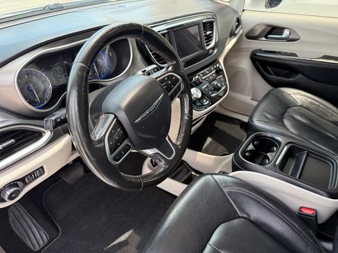 Used 2020 Chrysler Pacifica Touring-L FWD image 23