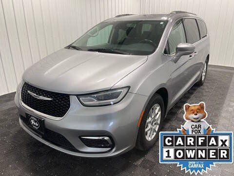 Used 2023 Chrysler Pacifica Touring-L FWD image 1