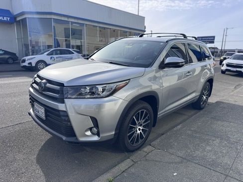 Used 2017 Toyota Highlander SE image 1