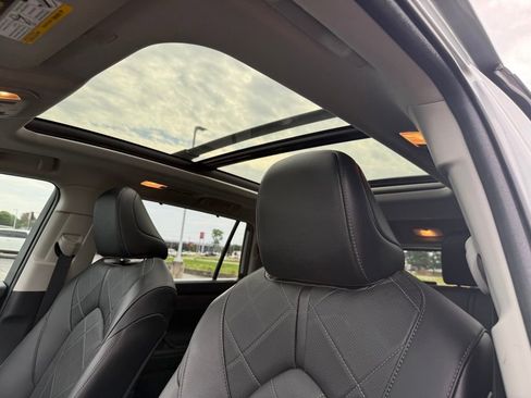 Used 2023 Toyota Highlander Platinum AWD/4WD image 32