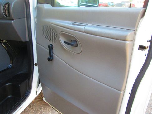 Used 2004 Ford E-350 and Econoline 350 Super Duty image 10
