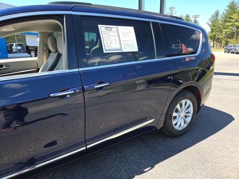 Used 2017 Chrysler Pacifica Touring-L FWD image 30