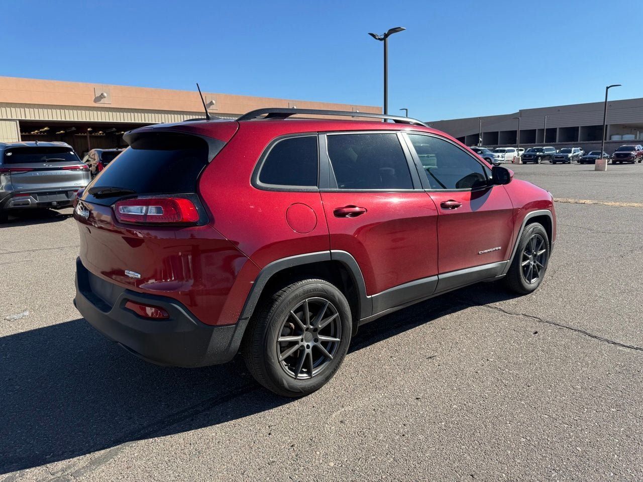 Used 2017 Jeep Cherokee Latitude FWD image 5