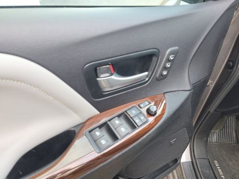 Used 2016 Toyota Sienna Limited Premium image 17