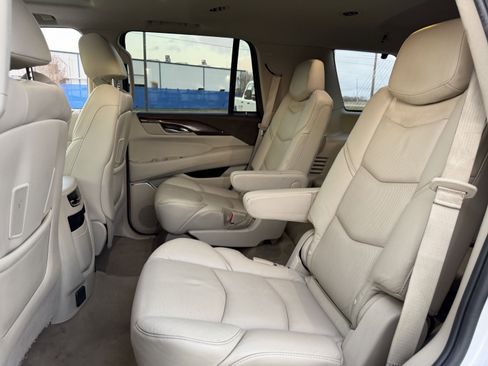 Used 2017 Cadillac Escalade Luxury RWD image 29