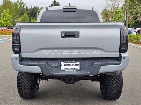 Used 2018 Toyota Tacoma TRD Off-Road AWD/4WD image 9
