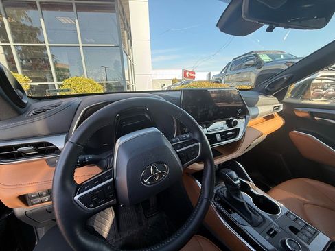 Used 2024 Toyota Highlander Platinum image 12