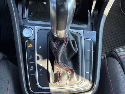 Used 2018 Volkswagen GTI SE image 24