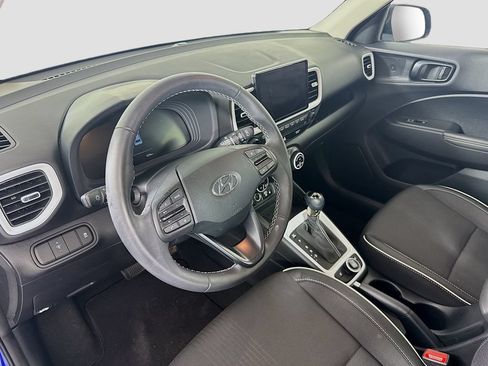 Used 2025 Hyundai Venue Limited FWD image 9