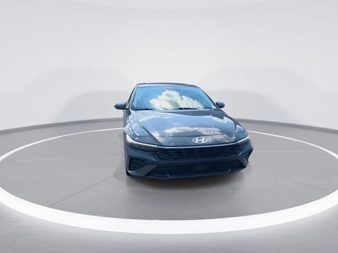 Certified 2025 Hyundai Elantra Limited FWD image 3