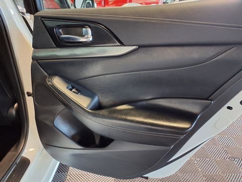 Used 2023 Nissan Maxima SV image 9