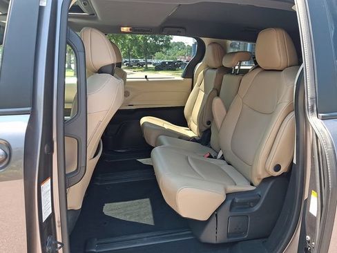 Used 2021 Toyota Sienna XLE FWD image 12