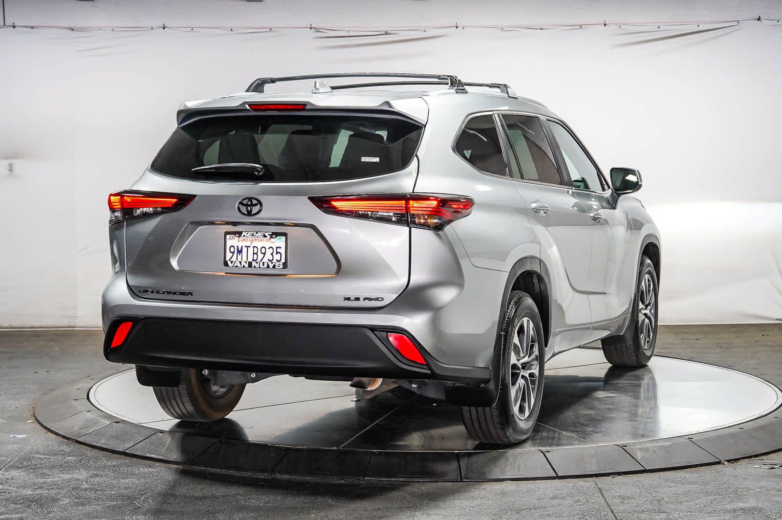 Used 2024 Toyota Highlander XLE AWD/4WD image 4