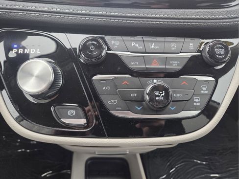 Used 2024 Chrysler Pacifica Touring-L image 22