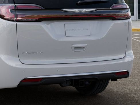 New 2026 Chrysler Pacifica Pinnacle w/ Trailer Tow Group FWD image 13